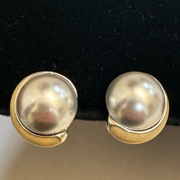CLIP ON EARRINGS grey faux pearl and enamel on silver tone backing Vintage 80s - Picture 1 of 11